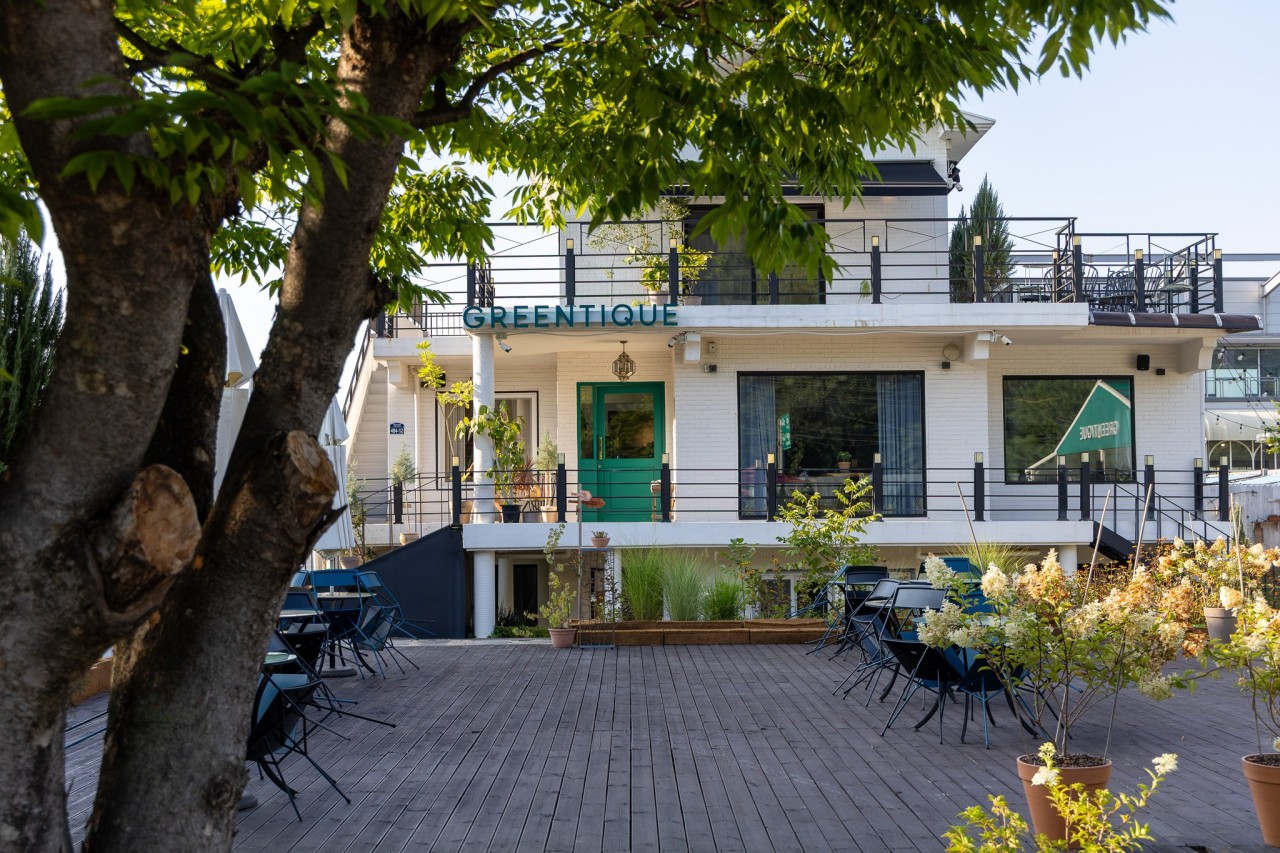 경기 양주 백석에 위치한 그린티크 전경 — 온실과 야외 마당을 갖춘 카페형 정원 공간